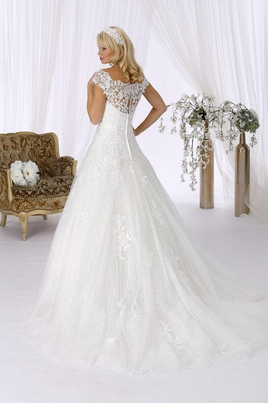 Bruidsjurk Tres Chic - SN8321 Bruidsjurk Tres Chic - SN8321. Kom jij deze bruidsjurk passen in onze bruidswinkel? Bruidsboutique La Romance voor de moderne, klassieke en romantische bruid.