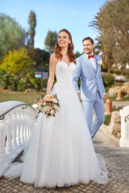 Hippe trouwjurken Hippe trouwjurken. Ben je op zoek naar een prachtige hippe trouwjurk? Kom langs bij Bruidsboutique La Romance in Bleskensgraaf (Zuid-Holland).