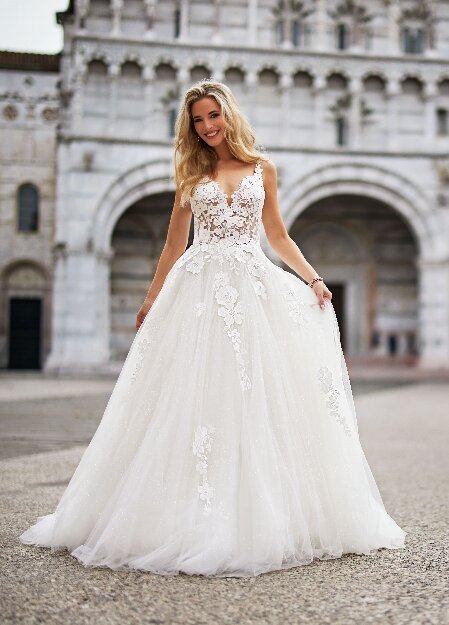 Trouwjurk prinses Trouwjurk prinses. Ben je op zoek naar een mooie prinsessen trouwjurk? Met de gevarieerde collectie prinsessen trouwjurken in het assortiment behoort Bruidsboutique La Romance tot de meest exclusieve bruidswinkels in de provincie Zuid-Holland.