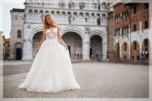 De allermooiste strand trouwjurken bij Bruidsboutique La Romance in Bleskensgraaf Zuid-Holland, Nederland.