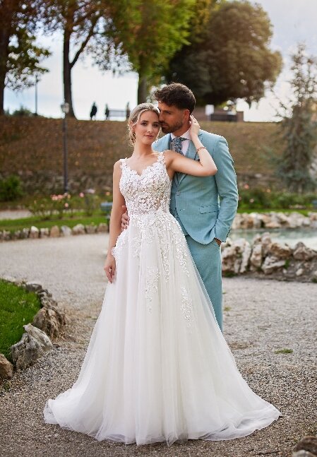 De Tres Chic TC25210 is een prachtige trouwjurk met een verfijnde, romantische uitstraling. Deze jurk heeft een strakke pasvorm, elegante kantdetails en een delicate lange sluier, wat zorgt voor een betoverend effect bij elke bruid.