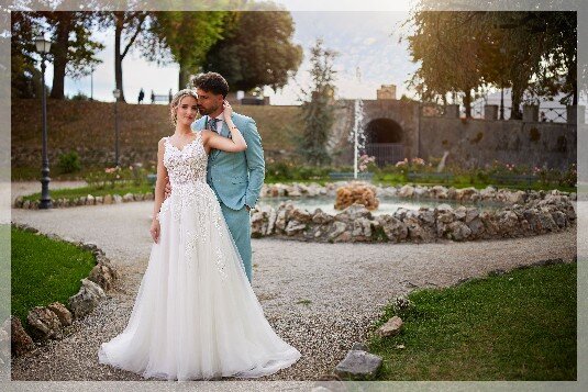 Bruidswinkel Gorinchem Bruidswinkel Gorinchem. Ben je op zoek naar een bruidswinkel in de omgeving van Gorinchem? Bruidsboutique La Romance is de bruidswinkel in de provincie Zuid-Holland. La Romance is gelegen in het landelijke Bleskensgraaf. Wij verkopen verschillende soorten bruidsjurken en alle bijbehorende bruidsaccessoires. Trouwschoenen, bruidslingerie, bruidssieraden, bruidssluiers en nog veel meer. Onze nieuwe collectie bruidsjaponnen is weer prachtig!