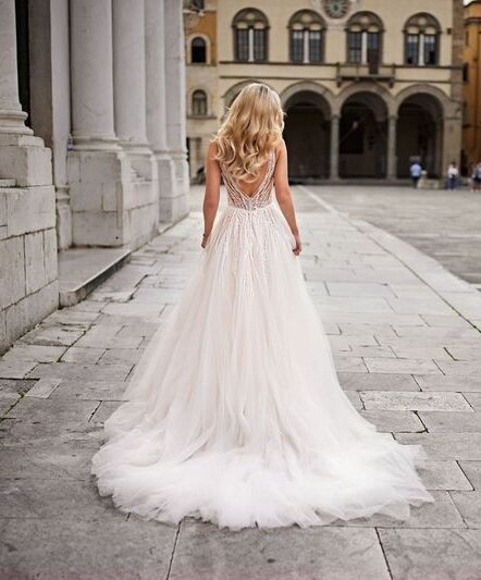 Trouwjurk Tres Chic TC25214 met verfijnde kant en een romantische, vloeiende rok. Perfect voor de moderne bruid die op zoek is naar een elegante, klassieke stijl.
