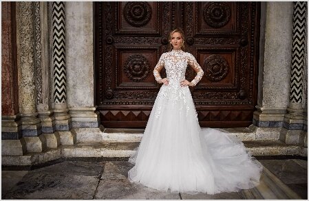 Bruidswinkel. Bruidsboutique La Romance is de bruidswinkel in de provincie Zuid-Holland. La Romance is gelegen in het landelijke Bleskensgraaf. Wij verkopen verschillende soorten trouwjurken en alle bijbehorende bruidsaccessoires. Bruidsschoenen, bruidslingerie, bruidssieraden, bruidssluiers en nog veel meer.