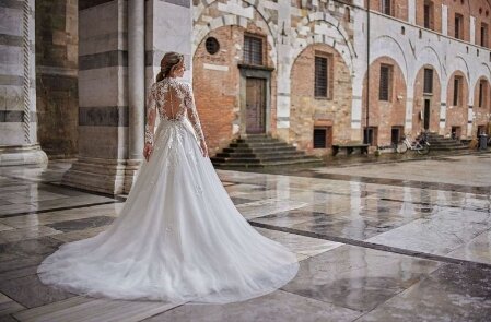 Romantische bruidsjurk Tres Chic TC25218 met kanten details en een vloeiende rok.