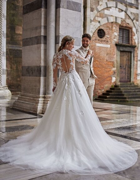 Romantische Tres Chic TC25218 bruidsjurk met kanten details en elegante pasvorm.