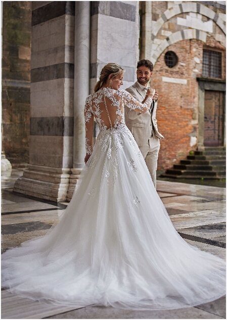 Bruidsmode. Tres Chic - TC25218. Wij verkopen de allermooiste trouwjurken. Bruidsboutique La Romance is de bruidswinkel in de provincie Zuid-Holland. La Romance is gelegen in het landelijke Bleskensgraaf. Wij verkopen verschillende soorten trouwjurken en alle bijbehorende bruidsaccessoires. Bruidsschoenen, bruidslingerie, bruidssieraden, bruidssluiers en nog veel meer. Onze nieuwe collectie bruidsjurken is weer prachtig!