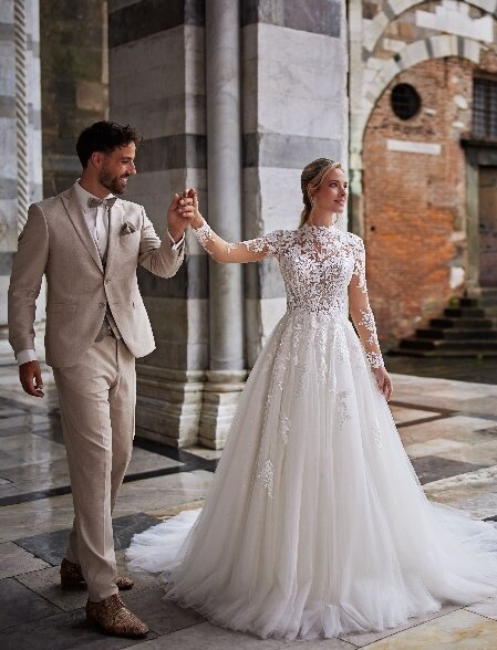 Elegante Tres Chic TC25218 bruidsjurk met verfijnde kanten details en een vloeiende rok.