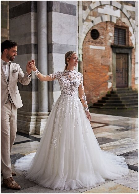 Bruidsmode. Tres Chic - TC25218. Wij verkopen de allermooiste trouwjurken. Bruidsboutique La Romance is de bruidswinkel in de provincie Zuid-Holland. La Romance is gelegen in het landelijke Bleskensgraaf. Wij verkopen verschillende soorten trouwjurken en alle bijbehorende bruidsaccessoires. Bruidsschoenen, bruidslingerie, bruidssieraden, bruidssluiers en nog veel meer. Onze nieuwe collectie bruidsjurken is weer prachtig!