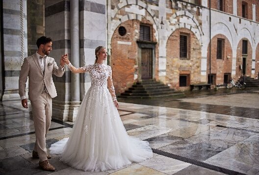 Schitterende bijzondere hooggesloten trouwjurken bij Bruidsboutique La Romance in Bleskensgraaf Zuid-Holland, Nederland.