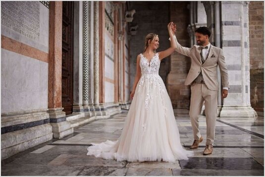 Bruidswinkel Gorinchem. Ben je op zoek naar een bruidswinkel in de omgeving van Gorinchem? Bruidsboutique La Romance is de bruidswinkel in de provincie Zuid-Holland. La Romance is gelegen in het landelijke Bleskensgraaf. Wij verkopen verschillende soorten bruidsjurken en alle bijbehorende bruidsaccessoires. Trouwschoenen, bruidslingerie, bruidssieraden, bruidssluiers en nog veel meer. Onze nieuwe collectie bruidsjaponnen is weer prachtig!