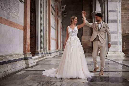 Schitterende bijzondere trouwjurken bij Bruidsboutique La Romance in Bleskensgraaf Zuid-Holland, Nederland.