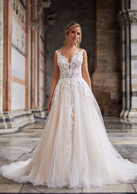 Een klassieke en verfijnde trouwjurk van Tres Chic, model TC25226. De jurk heeft een verfijnde snit met een prachtig bovenlijfje en een vloeiende rok, perfect voor een romantische bruiloft.
