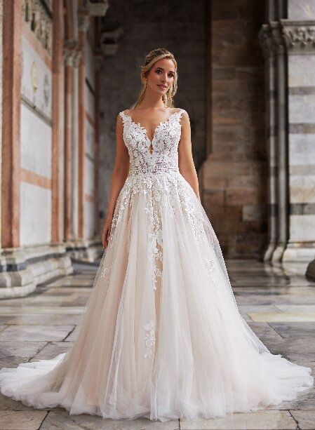Trouwjurk prinses Trouwjurk prinses. Ben je op zoek naar een mooie prinsessen trouwjurk? Met de gevarieerde collectie prinsessen trouwjurken in het assortiment behoort Bruidsboutique La Romance tot de meest exclusieve bruidswinkels in de provincie Zuid-Holland.