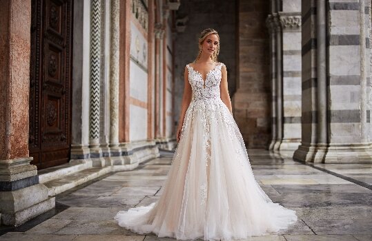 Elegante zomer trouwjurken in lichte stoffen zoals chiffon en zijde, ideaal voor een zomerse bruiloft. Deze luchtige en verfijnde ontwerpen bieden de perfecte balans tussen stijl en comfort voor een onvergetelijke trouwdag in het warme seizoen.