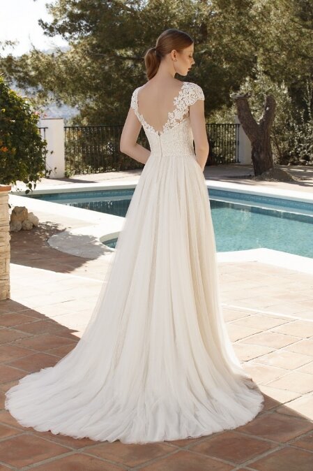 Bruidsjurk Tacoma - Jarice. Kom jij deze bruidsjurk passen in onze bruidswinkel? Bruidsboutique La Romance voor de moderne, klassieke en romantische bruid.