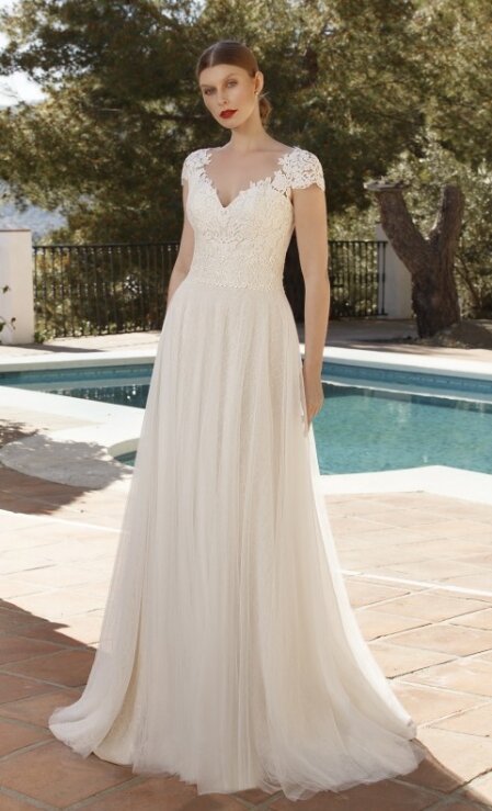 Bruidsjurk Tacoma - Jarice. Kom jij deze bruidsjurk passen in onze bruidswinkel? Bruidsboutique La Romance voor de moderne, klassieke en romantische bruid.
