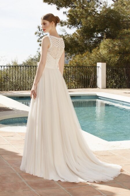 Bruidsjurk Talina - Jarice. Kom jij deze bruidsjurk passen in onze bruidswinkel? Bruidsboutique La Romance voor de moderne, klassieke en romantische bruid.