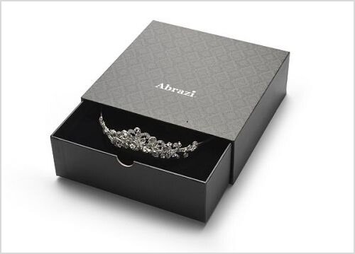 Abrazi sieraden Abrazi sieraden. Ben je op zoek naar de allermooiste Abrazi sieraden? Bruidsboutique La Romance is de bruidswinkel in de provincie Zuid-Holland. La Romance is gelegen in het landelijke Bleskensgraaf. Wij verkopen verschillende soorten trouwjurken en alle bijbehorende bruidsaccessoires. Bruidsschoenen, bruidslingerie, bruidssieraden, bruidssluiers en nog veel meer. Onze nieuwe collectie bruidsjurken is weer prachtig!