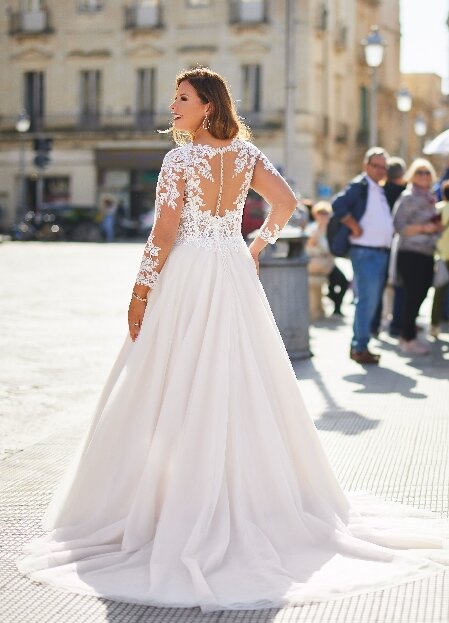 Trouwjurk Tres Chic ME24323 in een klassieke, A-lijn stijl met verfijnde kantdetails en een romantische uitstraling. Perfect voor de moderne bruid die op zoek is naar elegantie en verfijning op haar grote dag.