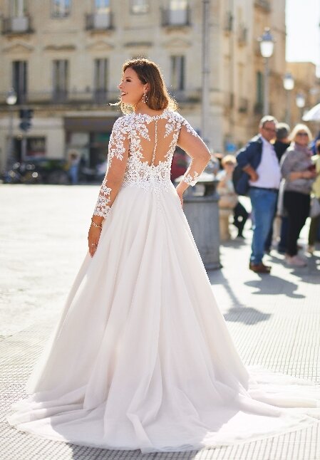 Tres Chic ME24323. Bruidsboutique La Romance heeft weer een prachtige nieuwe collectie trouwjurken ingekocht. Ben je benieuwd naar onze nieuwe collectie bruidsjurken van het bruidsmerk Tres Chic? Maak vrijblijvend een pasafspraak in onze bruidswinkel. Je bent van harte welkom bij Bruidsboutique La Romance Kerkstraat 29 2971 AK in Bleskensgraaf (Zuid-Holland).