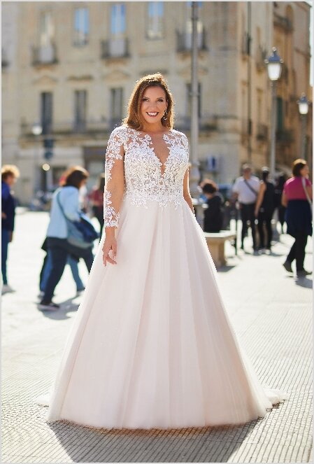 Trouwjurk met mouwen. Bruidsboutique La Romance is de bruidswinkel in de provincie Zuid-Holland. La Romance is gelegen in het landelijke Bleskensgraaf. Wij verkopen verschillende soorten trouwjurken met mouwen en alle bijbehorende bruidsaccessoires. Bruidsschoenen, bruidslingerie, bruidssieraden, bruidssluiers en nog veel meer. Onze nieuwe collectie bruidsjurken is weer prachtig!