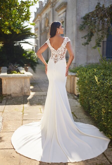 Een verfijnde en moderne trouwjurk Tres Chic PU24513, ontworpen met een klassiek en elegant silhouet, perfect voor de romantische bruid die op zoek is naar een chique uitstraling op haar grote dag.