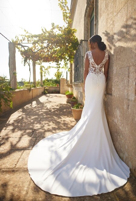 De Tres Chic PU24518 trouwjurk combineert tijdloze elegantie met een eigentijdse twist. Met zijn adembenemende snit en hoogwaardige afwerking zorgt deze jurk voor een majestueuze uitstraling op jouw speciale dag.