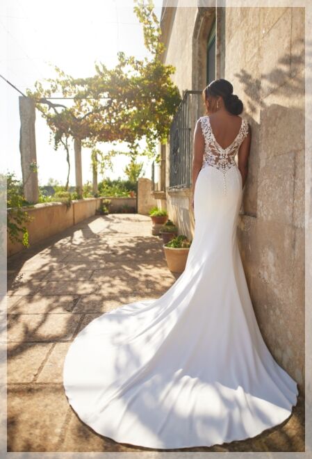 De Tres Chic PU24518 trouwjurk combineert tijdloze elegantie met een eigentijdse twist. Met zijn adembenemende snit en hoogwaardige afwerking zorgt deze jurk voor een majestueuze uitstraling op jouw speciale dag.