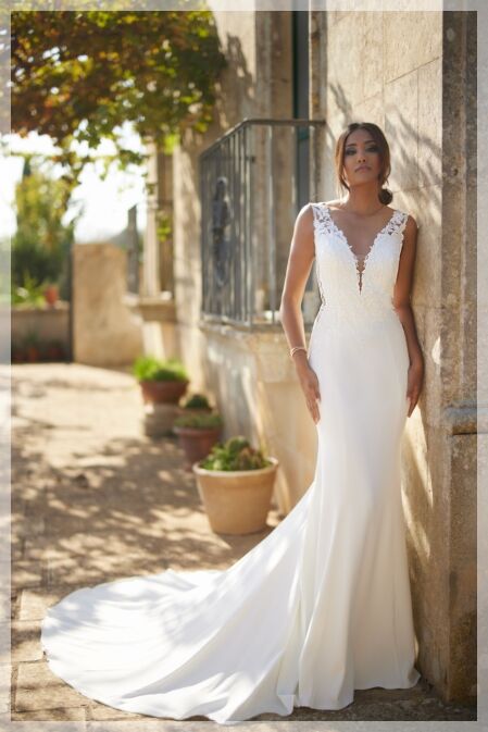 Elegante trouwjurk Tres Chic PU24518 met een moderne en romantische uitstraling. Deze jurk heeft een verfijnde snit, luxe stoffen en een subtiele sleep, perfect voor een bruiloft.