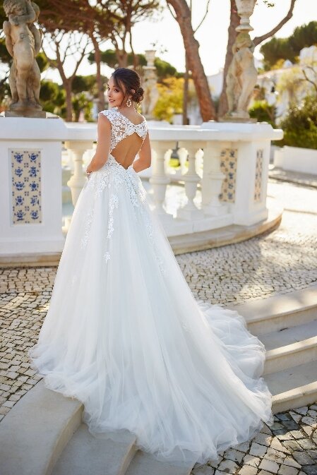 Trouwjurk Tres Chic 23230. Ben je benieuwd naar deze mooie trouwjurk 23230 van Tres Chic? Bruidsboutique La Romance heeft weer een prachtige nieuwe collectie trouwjurken ingekocht. Ben je benieuwd naar onze nieuwe collectie bruidsjurken van het bruidsmerk Tres Chic? Maak vrijblijvend een pasafspraak in onze bruidswinkel. Je bent van harte welkom bij Bruidsboutique La Romance Kerkstraat 29 2971 AK in Bleskensgraaf (Zuid-Holland).