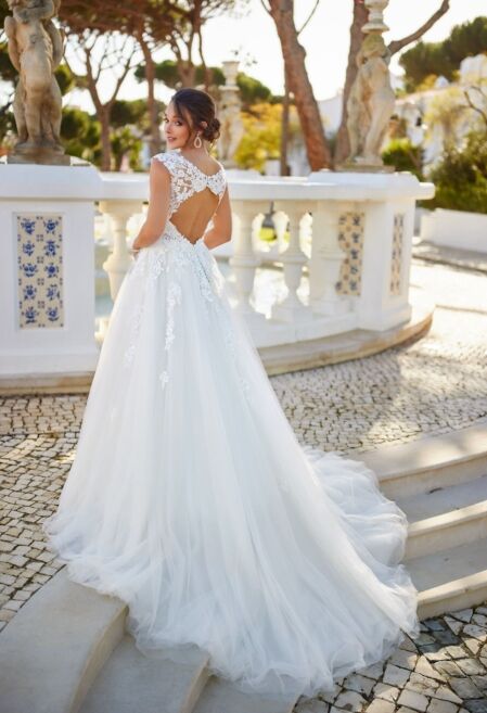 Trouwjurk Tres Chic 23230. Ben je benieuwd naar deze mooie trouwjurk 23230 van Tres Chic? Bruidsboutique La Romance heeft weer een prachtige nieuwe collectie trouwjurken ingekocht. Ben je benieuwd naar onze nieuwe collectie bruidsjurken van het bruidsmerk Tres Chic? Maak vrijblijvend een pasafspraak in onze bruidswinkel. Je bent van harte welkom bij Bruidsboutique La Romance Kerkstraat 29 2971 AK in Bleskensgraaf (Zuid-Holland).