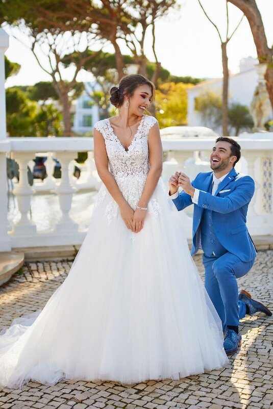 Trouwjurken tot 2500 euro Trouwjurken tot 2500 euro. Bruidsboutique La Romance is de bruidswinkel in de provincie Zuid-Holland. La Romance is gelegen in het landelijke Bleskensgraaf. Wij verkopen verschillende soorten trouwjurken en alle bijbehorende bruidsaccessoires. Bruidsschoenen, bruidslingerie, bruidssieraden, bruidssluiers en nog veel meer. Onze nieuwe collectie bruidsjurken is weer prachtig!