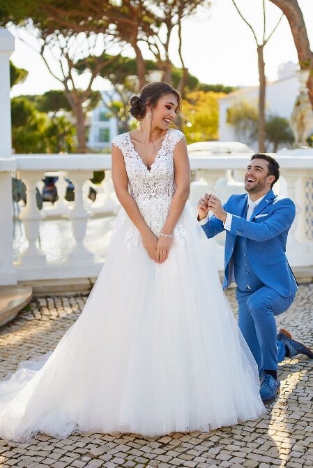 Romantische trouwjurken. Bruidsboutique La Romance heeft weer een prachtige nieuwe collectie trouwjurken ingekocht. Ben je benieuwd naar onze nieuwe collectie bruidsjurken en bruidsaccessoires? Wij verkopen verschillende soorten trouwjurken en alle bijbehorende bruidsaccessoires. Bruidsschoenen, bruidslingerie, bruidssieraden, bruidssluiers en nog veel meer. Maak vrijblijvend een afspraak in onze bruidswinkel. Je bent van harte welkom bij Bruidsboutique La Romance Kerkstraat 29 2971 AK in Bleskensgraaf (Zuid-Holland).