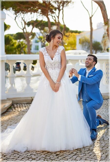 Trouwjurken tot 2500 euro Trouwjurken tot 2500 euro. Bruidsboutique La Romance is de bruidswinkel in de provincie Zuid-Holland. La Romance is gelegen in het landelijke Bleskensgraaf. Wij verkopen verschillende soorten trouwjurken en alle bijbehorende bruidsaccessoires. Bruidsschoenen, bruidslingerie, bruidssieraden, bruidssluiers en nog veel meer. Onze nieuwe collectie bruidsjurken is weer prachtig!