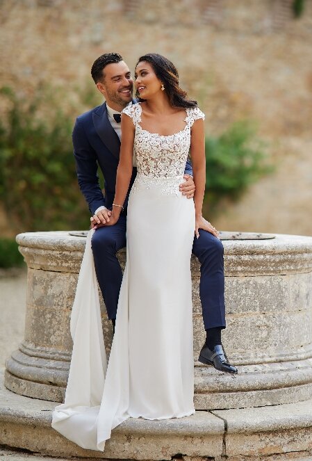 Een verfijnde trouwjurk van Tres Chic PU255Prachtige trouwjurk Tres Chic PU25509, met een verfijnd ontwerp, prachtige details en een perfecte pasvorm. De jurk heeft een romantische uitstraling en is ideaal voor de moderne bruid die houdt van klassieke elegantie.