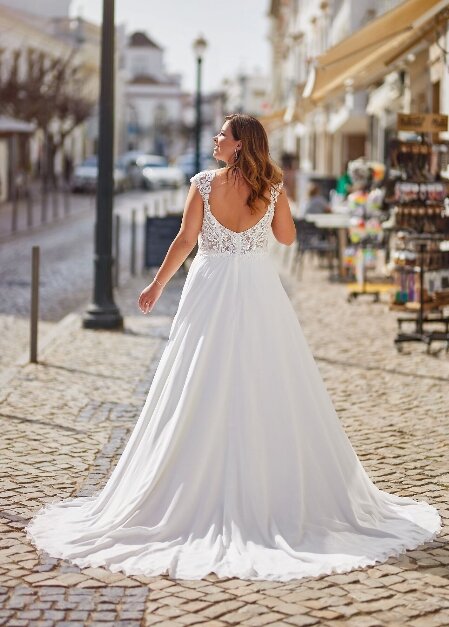 Tres Chic ME23312. Ben je benieuwd naar deze mooie grote maten trouwjurk ME23312 van het bruidsmerk TRes Chic? Bruidsboutique La Romance heeft weer een prachtige nieuwe collectie trouwjurken ingekocht. Ben je benieuwd naar onze nieuwe collectie bruidsjurken van het bruidsmerk Tres Chic? Maak vrijblijvend een pasafspraak in onze bruidswinkel. Je bent van harte welkom bij Bruidsboutique La Romance Kerkstraat 29 2971 AK in Bleskensgraaf (Zuid-Holland).