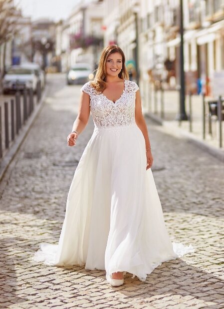 Tres Chic ME23312. Ben je benieuwd naar deze mooie grote maten trouwjurk ME23312 van het bruidsmerk TRes Chic? Bruidsboutique La Romance heeft weer een prachtige nieuwe collectie trouwjurken ingekocht. Ben je benieuwd naar onze nieuwe collectie bruidsjurken van het bruidsmerk Tres Chic? Maak vrijblijvend een pasafspraak in onze bruidswinkel. Je bent van harte welkom bij Bruidsboutique La Romance Kerkstraat 29 2971 AK in Bleskensgraaf (Zuid-Holland).