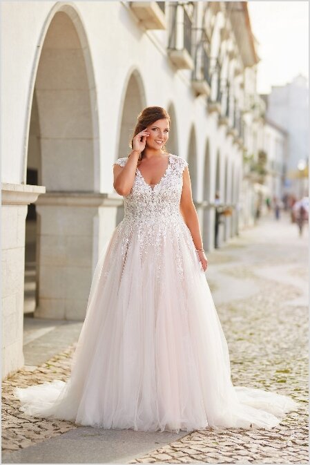 Bruidswinkel Lopik Bruidswinkel Lopik. Bruidsboutique La Romance in de omgeving van Lopik heeft weer een prachtige nieuwe collectie grote maten trouwjurken ingekocht. Kom je ook onze nieuwe colectie bruidsjurken passen? Je bent welkom bij La Romance aan de Kerkstraat 29 in Bleskensgraaf (Zuid-Holland).