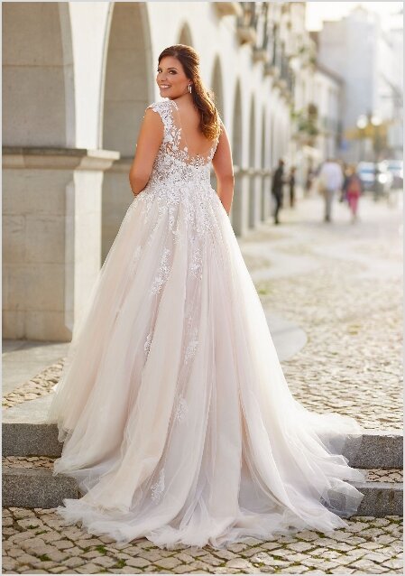 Grote maten bruidsmode - Trouwjurk Tres Chic ME23318. Bruidsboutique La Romance heeft weer een prachtige nieuwe collectie grote maten trouwjurken ingekocht. Ben je benieuwd naar onze nieuwe collectie bruidsjurken? Maak vrijblijvend een pasafspraak in onze bruidswinkel. Je bent van harte welkom bij Bruidsboutique La Romance Kerkstraat 29 2971 AK in Bleskensgraaf.