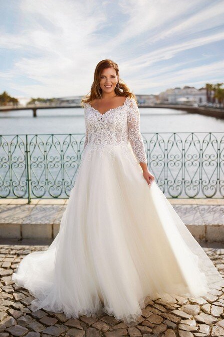 Tres Chic ME23325. Ben je benieuwd naar deze mooie grote maten trouwjurk ME23325 van het bruidsmerk TRes Chic? Bruidsboutique La Romance heeft weer een prachtige nieuwe collectie trouwjurken ingekocht. Ben je benieuwd naar onze nieuwe collectie bruidsjurken van het bruidsmerk Tres Chic? Maak vrijblijvend een pasafspraak in onze bruidswinkel. Je bent van harte welkom bij Bruidsboutique La Romance Kerkstraat 29 2971 AK in Bleskensgraaf (Zuid-Holland).