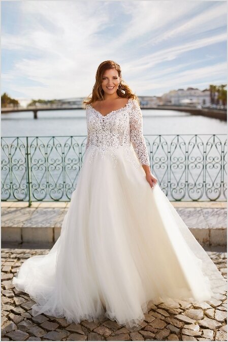 Bruidswinkel Lopik Bruidswinkel Lopik. Bruidsboutique La Romance in de omgeving van Lopik heeft weer een prachtige nieuwe collectie grote maten trouwjurken ingekocht. Kom je ook onze nieuwe colectie bruidsjurken passen? Je bent welkom bij La Romance aan de Kerkstraat 29 in Bleskensgraaf (Zuid-Holland).