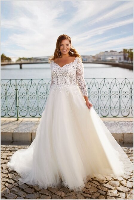 Trouwjurk met mouwen. Bruidsboutique La Romance is de bruidswinkel in de provincie Zuid-Holland. La Romance is gelegen in het landelijke Bleskensgraaf. Wij verkopen verschillende soorten trouwjurken met mouwen en alle bijbehorende bruidsaccessoires. Bruidsschoenen, bruidslingerie, bruidssieraden, bruidssluiers en nog veel meer. Onze nieuwe collectie bruidsjurken is weer prachtig!