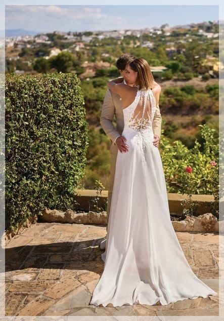 Tres Chic MTL26404 - Prachtig chiffon creëert deze tijdloze en elegante A-lijn silhouet trouwjurk. Het lief heeft een verfijnde hoge halslijn van doorschijnend kant over een V-halslijn. De achterkant toont een uniek sleutelgatdetail, afgewerkt met transparant kant en fijne knopen. De rok, volledig gemaakt van chiffon en met een prachtige split, valt zacht en vloeiend voor een betoverende uitstraling.