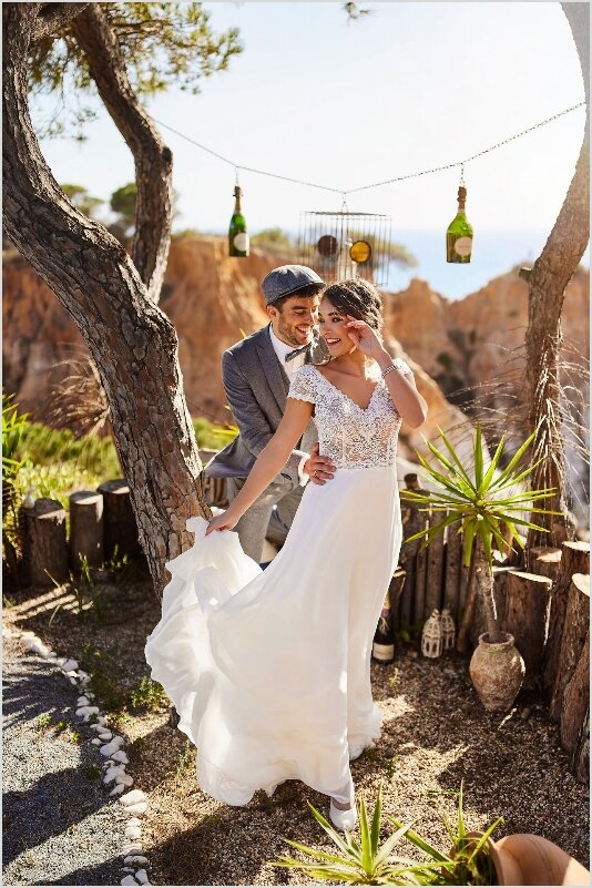 Bruidswinkel Lopik Bruidswinkel Lopik. Bruidsboutique La Romance in de omgeving van Lopik heeft weer een prachtige nieuwe collectie romantische trouwjurken ingekocht. Kom je ook onze nieuwe colectie romantische prinsessen bruidsjurken passen? Je bent welkom bij La Romance aan de Kerkstraat 29 in Bleskensgraaf (Zuid-Holland).