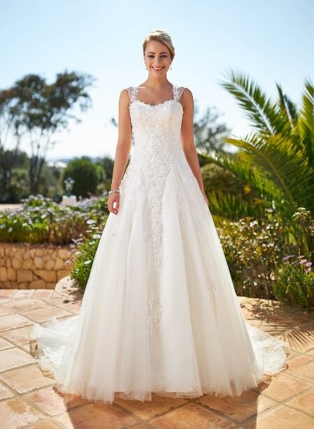 Bruidsmode Schiedam Bruidsmode Schiedam. Bruidsboutique La Romance is de bruidswinkel in de provincie Zuid-Holland. La Romance is gelegen in het landelijke Bleskensgraaf. Wij verkopen verschillende soorten trouwjurken en alle bijbehorende bruidsaccessoires. Bruidsschoenen, bruidslingerie, bruidssieraden, bruidssluiers en nog veel meer. Onze nieuwe collectie bruidsjurken is weer prachtig!