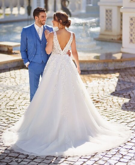 De trouwjurk Tres Chic MTL23224 is een prachtige en verfijnde ontwerp met een verfijnde snit en gedetailleerde afwerkingen. De jurk is perfect voor de moderne bruid die op zoek is naar een balans tussen klassieke elegantie en hedendaagse stijl.