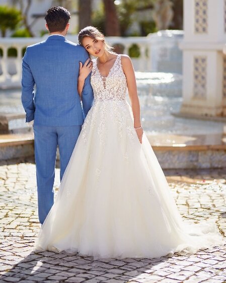 Trouwjurk Tres Chic MTL23224 met een prachtige kantafwerking, een verfijnde V-hals en een zachte, vloeiende rok. Perfect voor een romantische bruiloft.