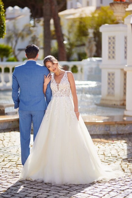 Trouwjurken tot 2500 euro Trouwjurken tot 2500 euro. Bruidsboutique La Romance is de bruidswinkel in de provincie Zuid-Holland. La Romance is gelegen in het landelijke Bleskensgraaf. Wij verkopen verschillende soorten trouwjurken en alle bijbehorende bruidsaccessoires. Bruidsschoenen, bruidslingerie, bruidssieraden, bruidssluiers en nog veel meer. Onze nieuwe collectie bruidsjurken is weer prachtig!