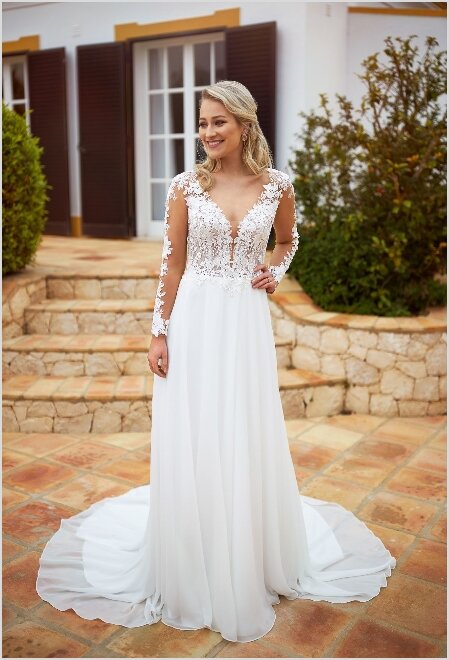 Trouwjurk met mouwen. Bruidsboutique La Romance is de bruidswinkel in de provincie Zuid-Holland. La Romance is gelegen in het landelijke Bleskensgraaf. Wij verkopen verschillende soorten trouwjurken met mouwen en alle bijbehorende bruidsaccessoires. Bruidsschoenen, bruidslingerie, bruidssieraden, bruidssluiers en nog veel meer. Onze nieuwe collectie bruidsjurken is weer prachtig!
